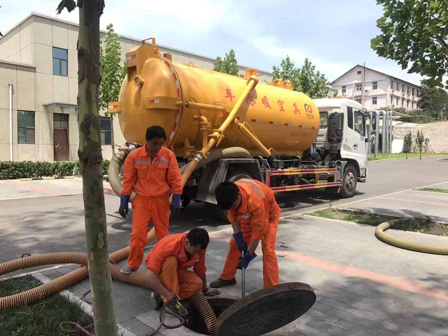 香河管道疏通车停在窨井附近